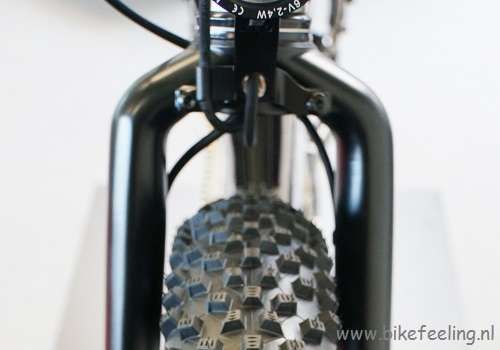 oPTi Schwalbe Rocket Ron 2,8" Tubeless Easy banden op 27,5 inch velgen.